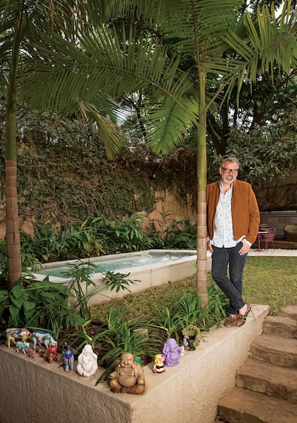 Una colección de imágenes de Buda (“soy cero religión, pero me los fueron regalando y me encantan”, dice) y animales de cerámica dan la bienvenida al jardín, con palmera, pileta y sector lounge incluido