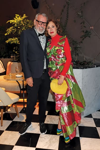 Benito Fernández y Ágatha Ruiz de la Prada son muy amigos y se pusieron al día en la fiesta de Javier.