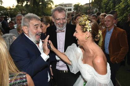 Benito Fernández y el actor Miguel Ángel Rodríguez –quien llegó junto a su pareja, Marcela Gargano– fueron los primeros en saludar a la novia tras la ceremonia.