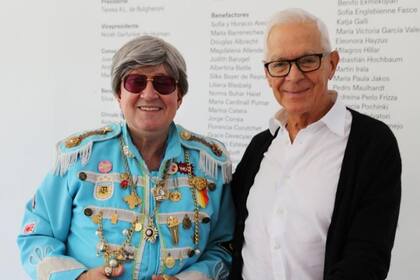 Benito Laren y Eduardo Costantini, en el momento que el artista le entregó el regalo para la recién nacida