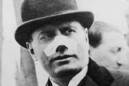 Benito Mussolini aprovechó una serie de atentados contra su vida -en uno de ellos, una bala le rozó la nariz- para convertir su gobiernno en una dictadura totalitaria