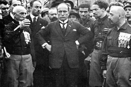 Benito Mussolini, rodeado de Camisas Negras