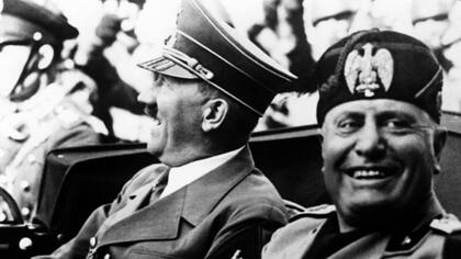 Adolf Hitler visitó Italia varias veces durante el gobierno de Mussolini. Él siempre organizó un alegórico tour por diferentes partes de la capital y del país