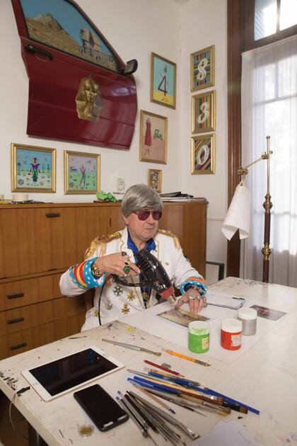 Benito trabaja en uno de los talleres que tiene en su casa. Laren desarrolló una técnica propia de pintura y brillantina sobre vidrio que fija con una pistola de calor.