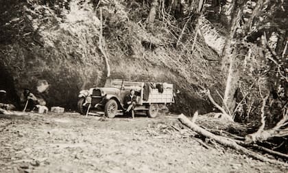 Benito Vereertbrugghen camino a los rápidos del río Manso. Circa 1938 -1939.