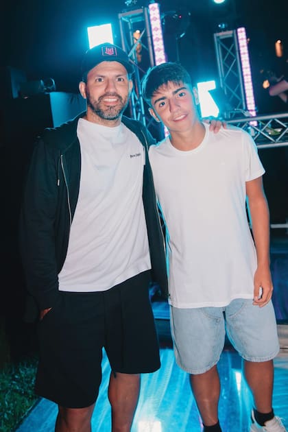 Benja posa con su papá, Sergio Agüero, quien también lo saludó por Instagram: “Felices 15 años, hijo, te amo”, posteó el ex futbolista junto a una foto de los dos juntos.