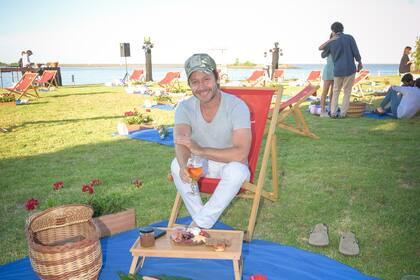 A brindar. Mientras cierra proyectos laborales para el año próximo, Benjamín Vicuña también se dejó ver en un evento al aire libre