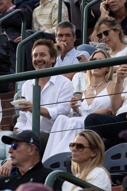 Benjamín Acuña con su novia, Anita Espasandín. Detrás se ve a Hernán Agote y su mujer, Lula Vacca Vergara