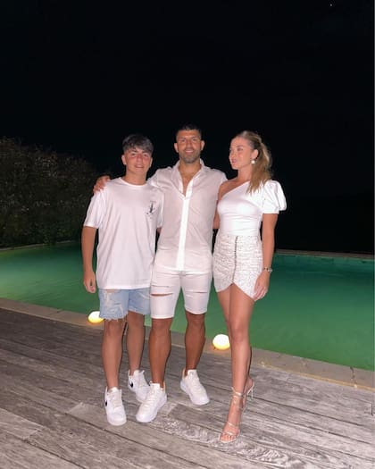 Benjamín Agüero, el hijo del futbolista y Giannina Maradona, también pasó las fiestas con ellos en Uruguay (Foto: Instagram @soficalzetti)