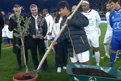 Benjamín Agüero, el nieto de Maradona, plantó un olivo a modo simbólico