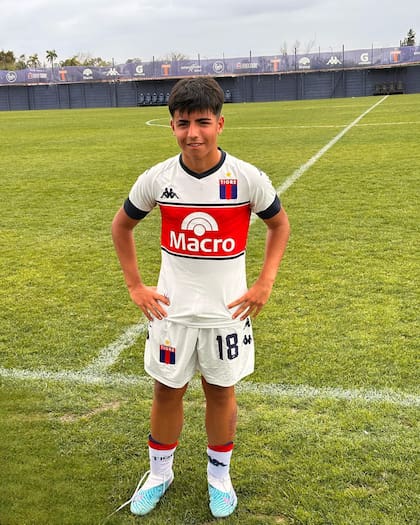 Benjamín Aguero juega como delantero en las divisiones inferiores de Tigre