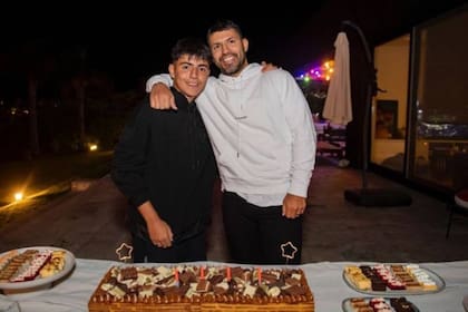 Benjamín Agüero junto a su papá, Sergio Kun Agüero