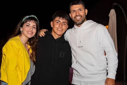 Benjamín Agüero, junto a sus papás, Gianinna Maradona y Sergio Kun Agüero, en su fiesta de cumpleaños de 14