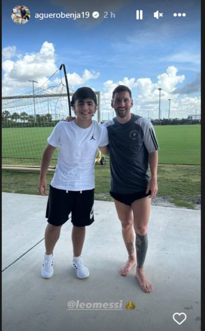 Benjamín Agüero posó para la foto junto a Lionel Messi