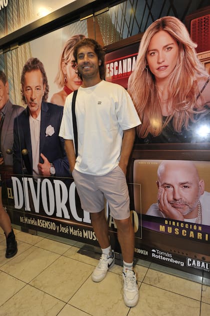 Benjamín Alfonso, con un look veraniego de bermuda, remera manga corta y zapatillas, fue a apoyar a su amigo Juan Palomino