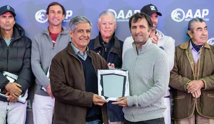 Benjamín Araya recibe de manos del Tucán Pereyra Iraola la plaqueta para Coronel Suárez.
