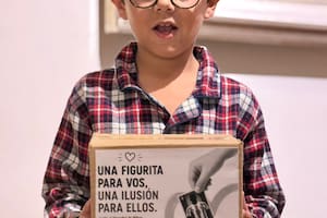 La campaña liderada por chicos que lleva figuritas del Mundial a niños internados en el Gutiérrez