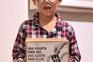 La campaña que lleva figuritas de la selección a chicos que vivirán el Mundial internados
