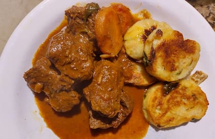 Benjamin Claus sirve el goulasch con serviettenknödel, una suerte de masa elaborada con pan duro, huevos, leche, manteca, cebolla, sal, pimienta, nuez moscada y abundante perejil.