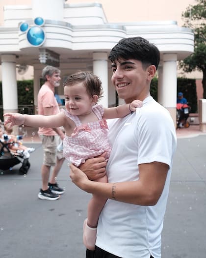 Benjamín cuidó a su hermana menor durante el viaje (Foto: Instagram @soficalzetti)