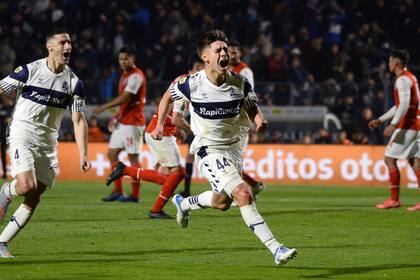 Benjamín Domínguez, eufórico: una celebración a tono con el golazo con el que consiguió el empate provisorio, que abrió el camino a la victoria tripera y la llegada a la vanguardia de la Liga.