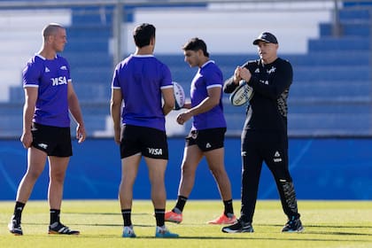 Benjamín Elizalde, Matías Moroni (de espada) y Santiago Carreras escuchan al coach, Felipe Contepomi