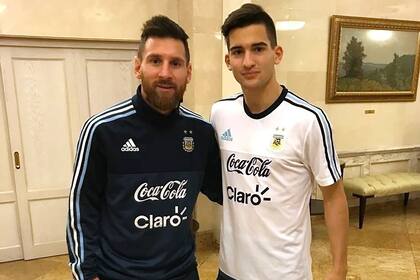Le mejor foto de la colección de Benjamín: con Messi, en la antesala de Rusia 2018, cuando acompañó a la selección de Sampaoli como sparring en una gira por Europa 