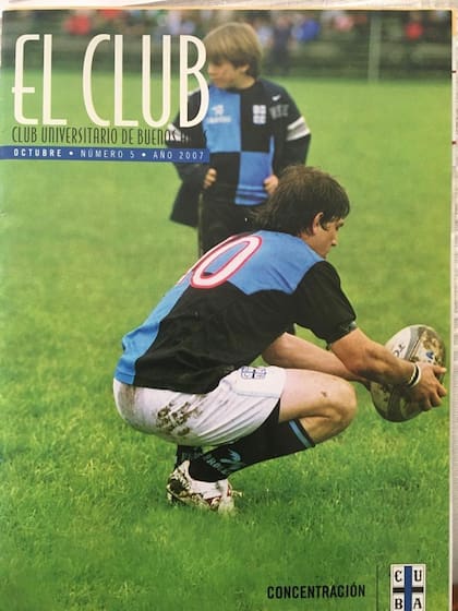 Benjamín Gutiérrez Meabe, hoy fullback de CUBA, le lleva el tee a Urdapilleta, en 2007; la imagen ocupa la tapa de una revista del club.