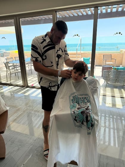 Benjamín, hijo de Enzo y Valentina, se cortó el pelo en sus vacaciones por México