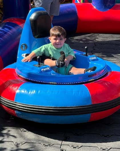 Benjamín mientras juega a los autitos chocadores en el cumpleaños de su hermana Olivia (Foto: Instagram @enzojfernandez)