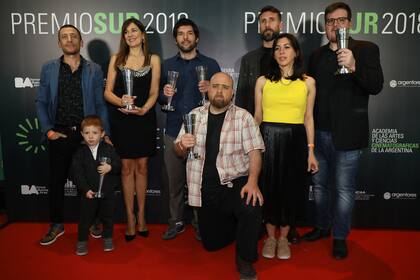 Benjamin Naishtat, director de Rojo, elenco y equipo de la película ganadora de los Premios Sur