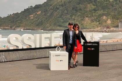 Benjamín Naishtat y Maria Alché, ganadores al mejor guion por Puan en la 71° edición del Festival de Cine de San Sebastián
(Foto: ANDER GILLENEA / AFP)