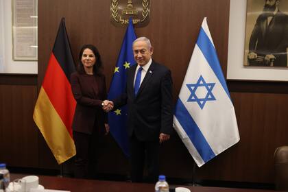 Benjamin Netanyahu da la bienvenida a Annalena Baerbock, antes de una reunión conjunta.