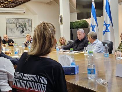 Benjamin Netanyahu durante la reunión con familiares de los rehenes en Tel Aviv