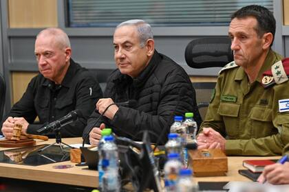Benjamin Netanyahu durante una reunión con el ministro de Defensa Yoav Gallant y el Jefe de Estado Mayor Herzi Halevi (Archivo)