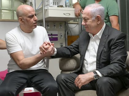 Benjamin Netanyahu junto al liberado Shlomi Ziv. GPO/dpa 