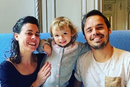 Benjamín Rojas con su pareja Martina y su hija Rita