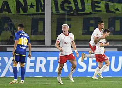 Benjamín Rollheiser festeja el gol de Mauro Boselli, que aparece al fondo.
