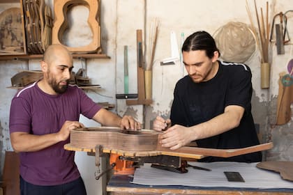 Benjamín Rufino y Agustín Bravo trabajan juntos en el taller que funciona detrás de la casa de la abuela de Agustín