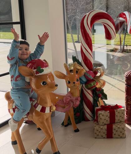 Benjamín se divirtió con las decoraciones que pusieron en su casa (Foto: Instagram @valucervantes)