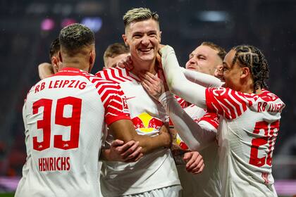 Benjamin Sesko, el centrodelantero que hace sonreír a Leipzig; rechazó una oferta de 65 millones de euros para continuar en el club de la Biundesliga.