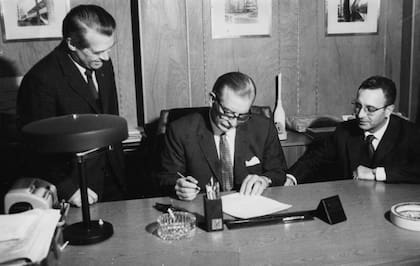 Benjamín Sisterna en las oficinas de Havanna, que se ubicaban frente a la fábrica