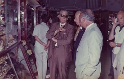 Benjamín Sisterna en un local de Havanna en la peatonal San Martín de Mar del Plata, junto a parte de su colección de caracoles, en la década del 70