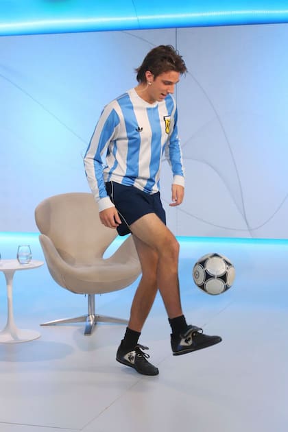 Benjamín Torti cantó mientras hacia jueguito con la pelota