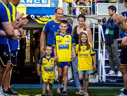 Benjamín Urdapilleta ingresa con su esposa y sus hijos a la cancha para el reconocimiento que le hará Clermont en su último partido como local en el club, en el que se convirtió en el máximo goleador histórico del formato de Top 14 de la liga de Francia.