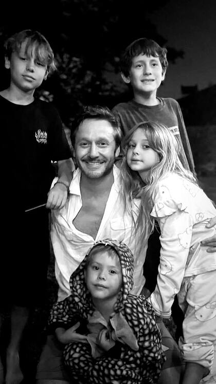 Benjamín Vicuña compartió una tierna foto en blanco y negro junto a los hijos que tuvo con Pampita y la China Suárez. En la imagen se puede ver a Benicio y Beltrán, fruto de su relación con la modelo, y Magnolia y Amancio, que comparte con la actriz. El gran ausente fue Bautista, el mayor del clan