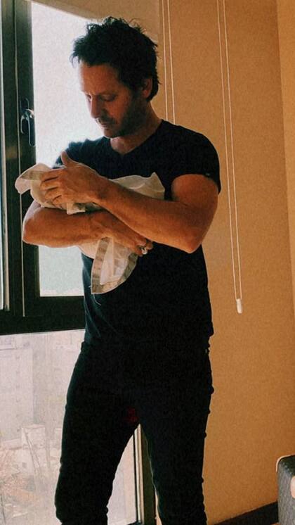 Benjamín Vicuña, con su hijo recién nacido en brazos