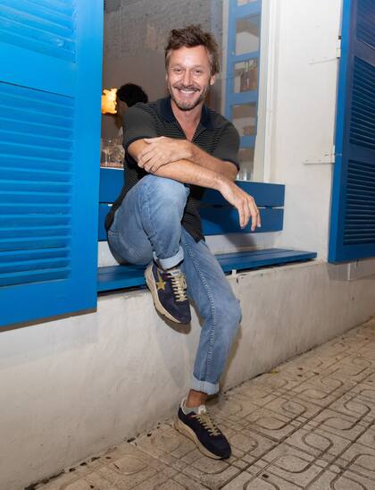 Benjamín Vicuña es una de las celebridades invitadas a la inauguración de un nuevo restó del barrio porteño de Palermo que invita a disfrutar de un entorno y una gastronomía mediterránea