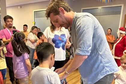 Benjamín Vicuña es un hombre solidario, y cada tanto aparecen en los medios imágenes que lo confirman. En esta oportunidad, el actor visitó La Casa Ronald de Buenos Aires, allí compartió una jornada diferente con los chicos que pasan sus días allí en medio de sus tratamientos médicos