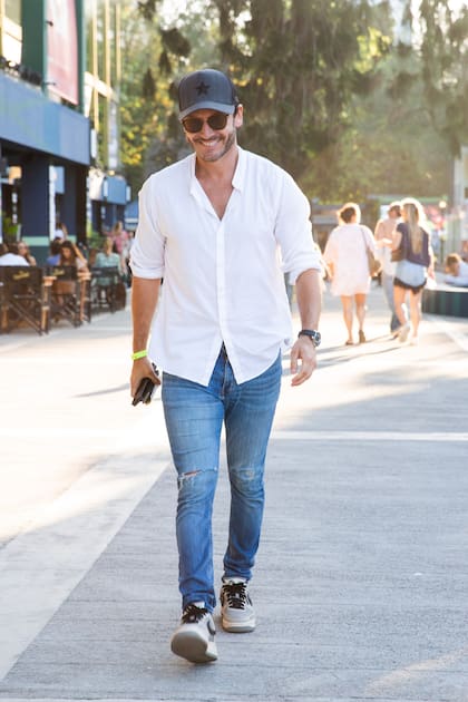Benjamín Vicuña, gran aficionado al polo, llegó solo y a pura sonrisa.